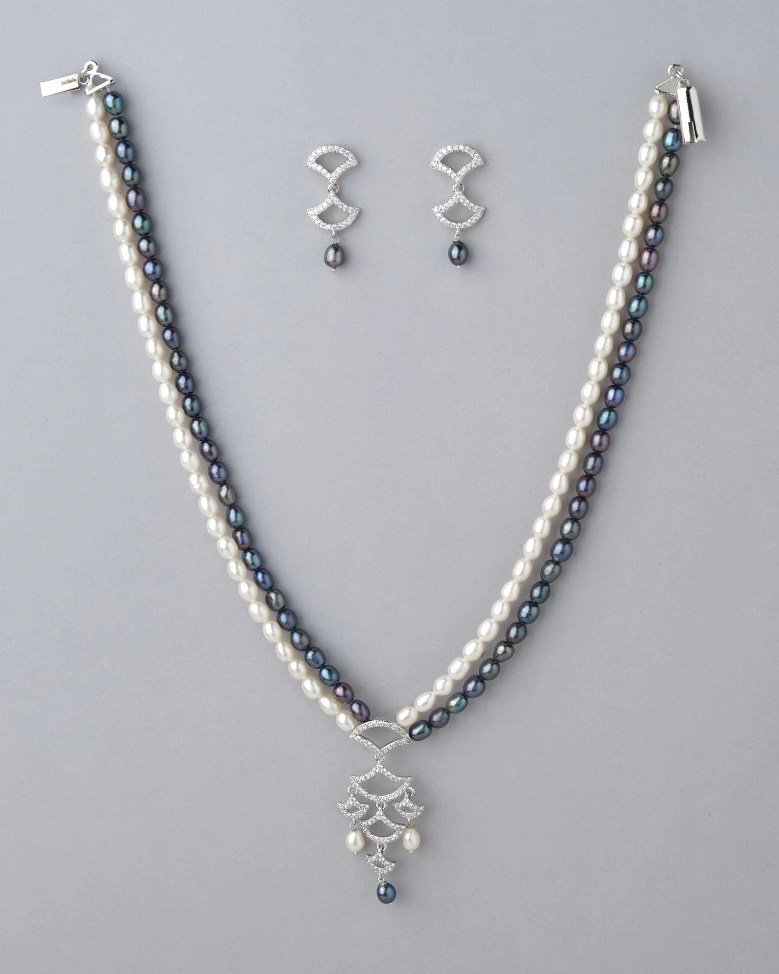 An Elegant Flow Pearl Necklace Set